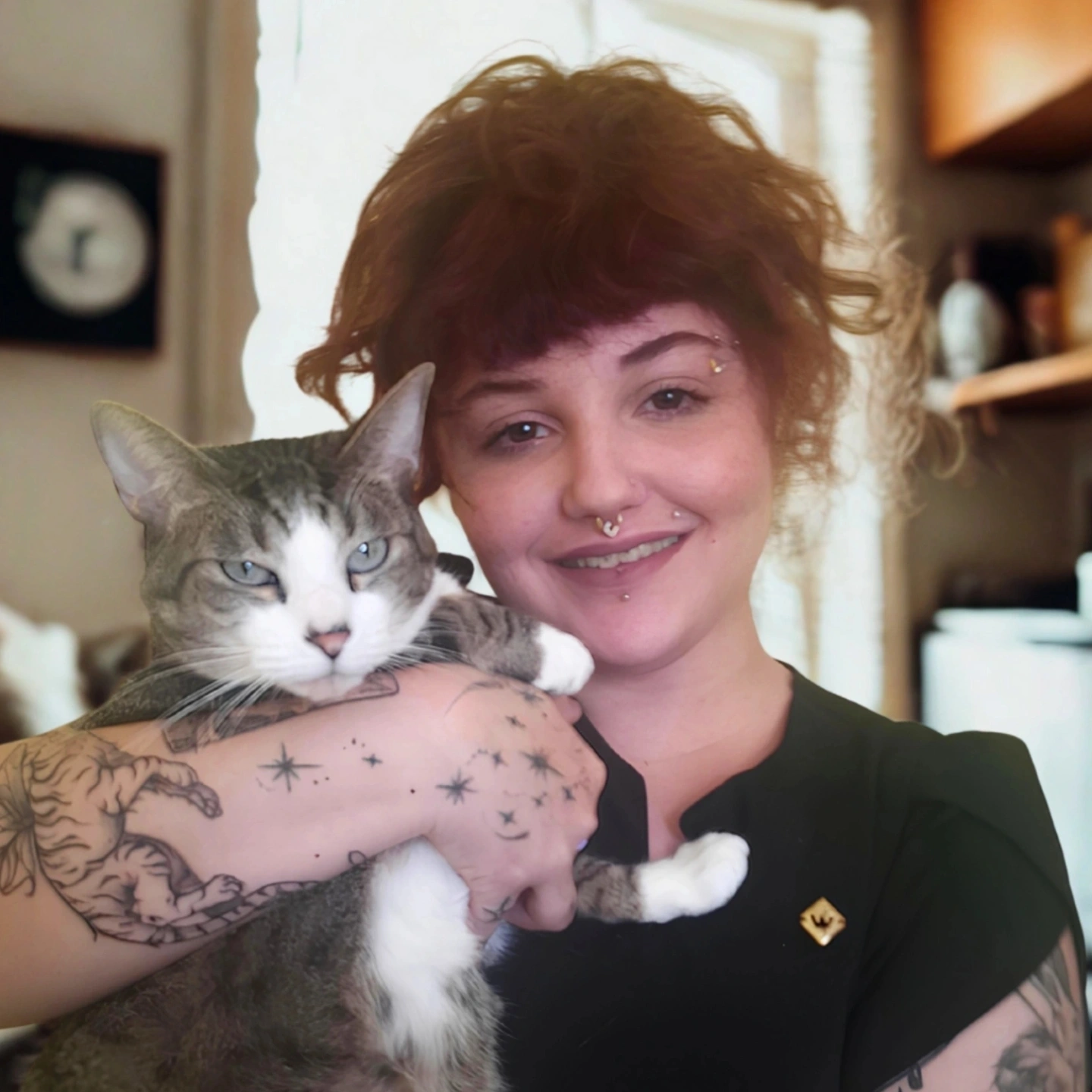 Dra. Jaqueline Neumann segurando um gato no colo
